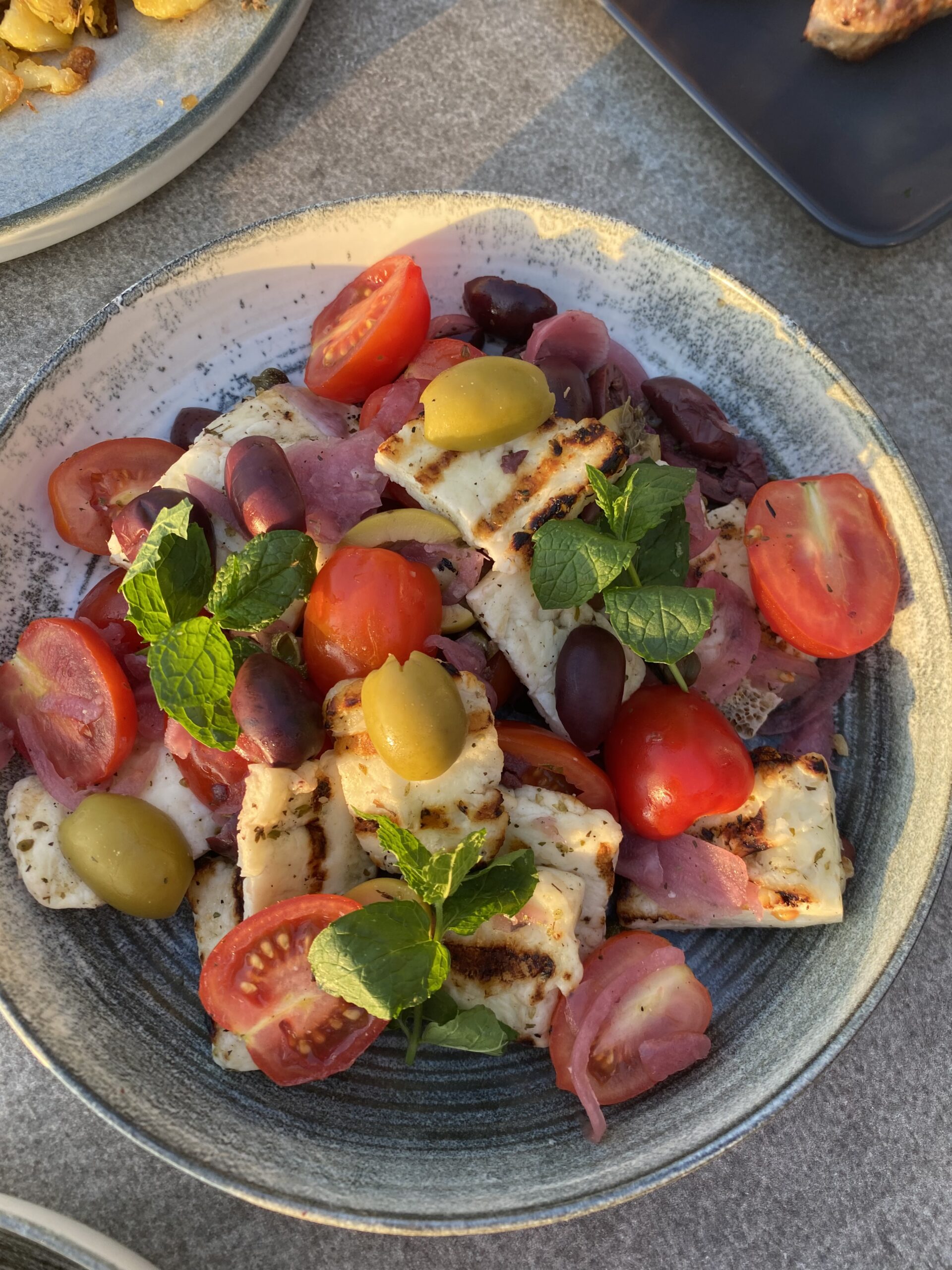 Halloumi salad with tomatoes, olives and mint
